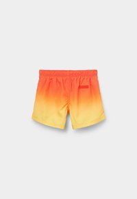 Pantalones de natación con una cintura elástica, que presentan un degradado de naranja a amarillo, textura suave y un pequeño bolsillo en la parte posterior.
