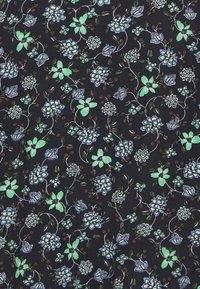 Tecido preto com um padrão floral, apresentando flores azuis e verdes, com contornos brancos e pequenos toques de vermelho-escuro espalhados por toda a parte.