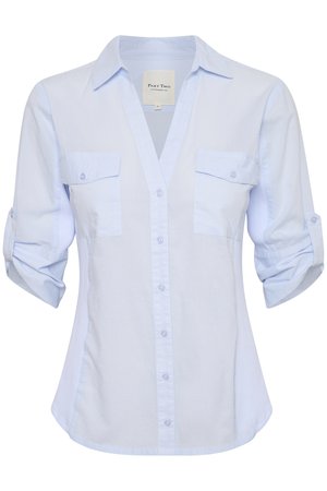 Chemise bleu clair à manches longues, avec un col, deux poches poitrine et des manches retroussées. Fabriquée dans un tissu lisse et léger.