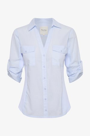 Lichtblauw overhemdbloes met een kraag, twee borstzakken en opgerolde mouwen. Gemaakt van een gladde, lichte stof.