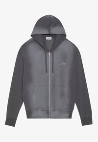 Siva zip-up hoodie s kapuljačom na rastezanje, klokan džepovima i izvezenim logotipom na prsima. Napravljen je od mekanog materijala s glatkom teksturom.