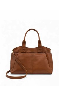 Sac cabas en cuir marron avec surface texturée, double poignées supérieures, bandoulière amovible et détail de surpiqûres contrastantes.