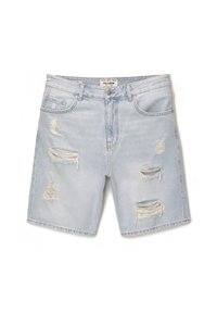 Shorts en denim bleu clair avec des patchs effilochés et usés, cinq poches, bouton en métal et fermeture éclair, présentant une coupe droite classique.