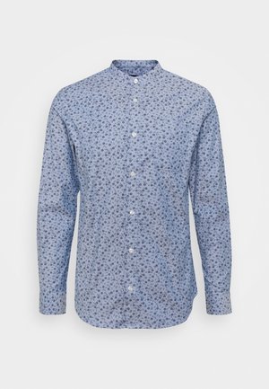 Chemise bleu clair à manches longues, petits motifs floraux foncés et col mandarin, présentée sur fond blanc.