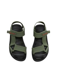 Sandali verde scuro con strap regolabili e suola nera texture. Presentano un logo sulla cinghia e sono progettati per comfort e supporto.
