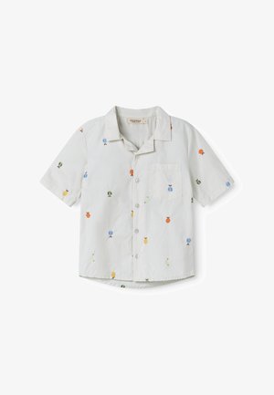 Λευκό πουκάμισο με κοντά μανίκια και κουμπιά, με πολύχρωμη κεντητή απεικόνιση ανανάδων και τσέπη στο στήθος, απλωμένο επίπεδα σε λευκό φόντο.