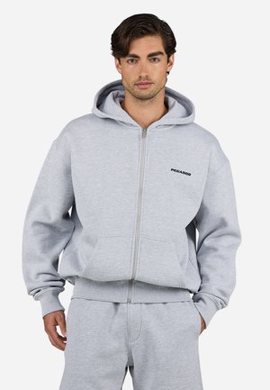 Sivi zip-up hoodie izrađen od mješavine pamuka, s prednjim džepom i rebrastim manžetama. Ime branda "Pegador" otisnuto je crnom bojom na grudima.