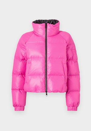Veste matelassée rose avec un col haut, fermeture éclair à l'avant et poignets élastiques. Présente un intérieur noir contrastant et une poche latérale.