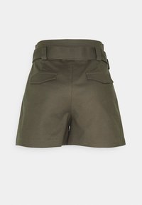Olivově zelené šortky se širokým pasem, dvěma zadními kapsami a střihovou úpravou. Vyrobené z hladké, odolné látky s jemným leskem.