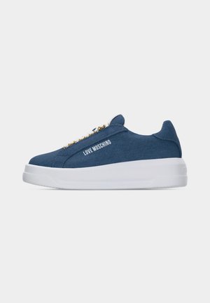 Baskets basses bleues avec semelle blanche et logo « Love Moschino » sur le côté, dotées d'œillets accentués en or et de lacets blancs.
