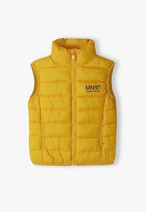 Gilet imbottito giallo con colletto alto, design a rombi orizzontali, zip completa e testo stampato in nero "MN97 NEVER STOP" sul davanti.