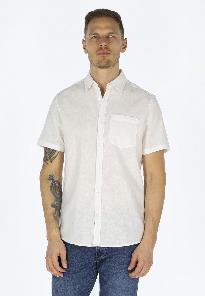 Camicia button-up a maniche corte di un leggero beige, realizzata in tessuto leggero, con una tasca sul petto e un colletto classico.
