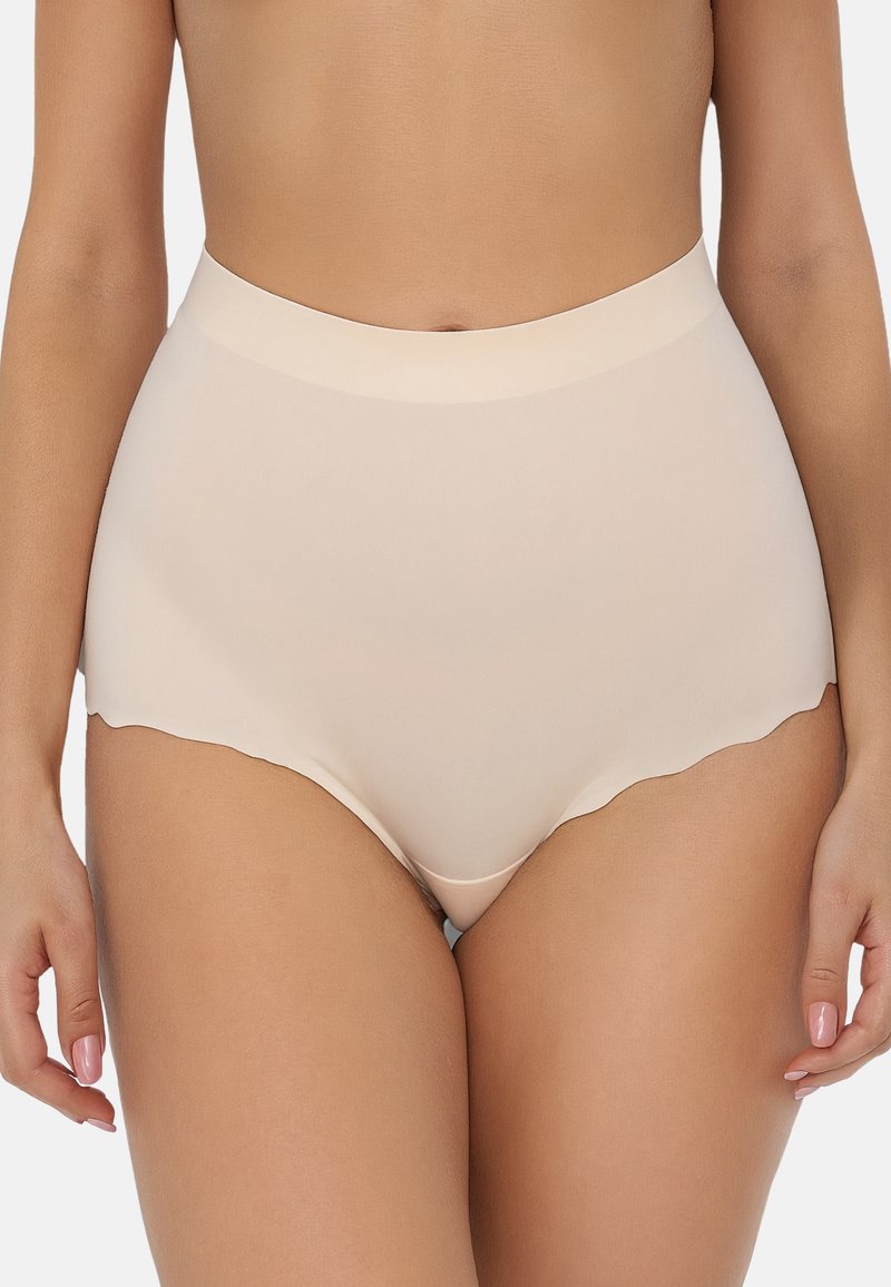 Beige, hooggeknipte onderbroek van een soepele, rekbare stof. Beschikt over een gegolfde rand en een naadloos ontwerp voor extra comfort.