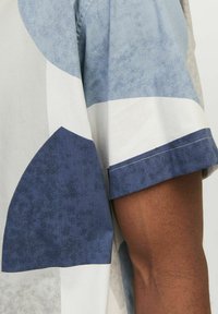 Jack & Jones PREMIUM JPRBLACARNABY PRINT RESORT - Pluus - harbor mist