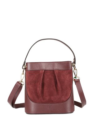 Petit sac à main style seau en daim et cuir bordeaux avec poignée supérieure, bandoulière amovible et quincaillerie dorée.