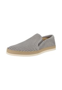 Šedá slip-on obuv s perforovaným textilním svrškem, světle hnědými akcenty a bílou gumovou podrážkou. Obsahuje elastické boční panely pro snadné obouvání.