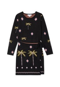 Das schwarze Strickkleid hat lange Ärmel und einen Taillengurt. Es ist mit bunten Palmen- und geometrischen Mustern übersät.