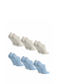 Sei paia di calzini corti: tre color crema e tre azzurri chiari. Ogni calzino presenta un bordo a coste e un logo sottile sul lato.