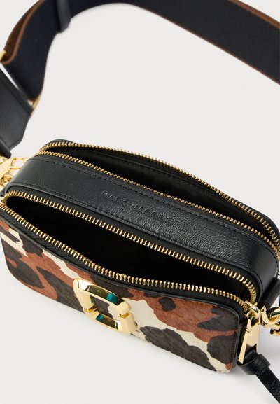 Geantă crossbody din piele de vacă neagră și multicoloră, cu fermoar auriu, compartimente duble și accesorii metalice aurii. Interior din piele netedă.