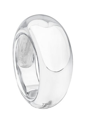 Anillo de plata liso y brillante con una banda ancha y redondeada y una superficie pulida y reflectante.