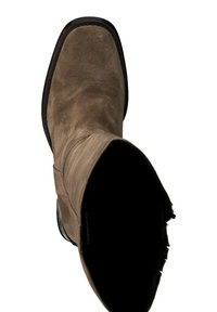 Bottine en daim marron avec une texture lisse, bout rond et semelle en caoutchouc noir. Elle présente un petit talon et un design simple et minimaliste.