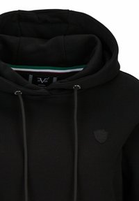 Zwarte hoodie met een capuchon, koordjes en een klein reliëflogo. De binnenlaag heeft rode, groene en witte strepen. Zachte textuur.