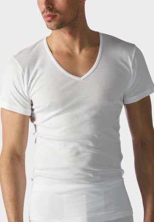 Weißes Baumwoll-T-Shirt mit V-Ausschnitt und kurzen Ärmeln, eng anliegendem Design, glatter Textur und einer einfachen, klaren Silhouette.