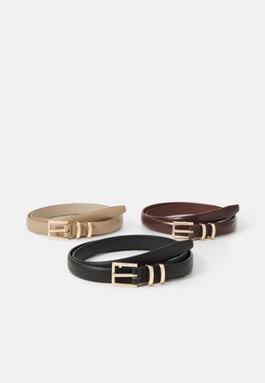 Três cintos em bege, castanho escuro e preto em pele, cada um com uma fivela em metal dourado e um acabamento liso ou texturizado.