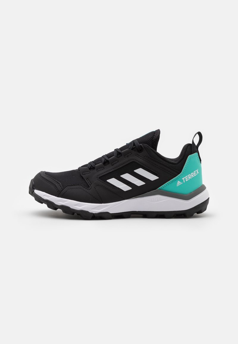 Zapatilla deportiva negra con parte superior de malla duradera, logo de tres franjas blancas y acento en turquesa en el talón. Cuenta con una media suela blanca gruesa y una suela exterior texturizada.