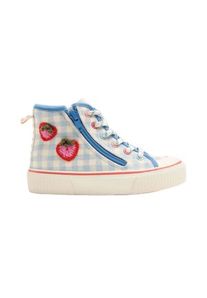 Højtop sneaker med blå og hvid gingham-mønster, lynlås i siden, blå kant, hvid sål med lyserød stribe og to broderede jordbær på siden.
