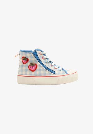 Hoge sneaker met blauw-wit geruit patroon, zijrits, blauwe rand, witte zool met roze streep en twee geborduurde aardbeitjes aan de zijkant.