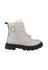 Stivali alla caviglia argentati glitterati con accenti rosa, suola nera spessa, dettaglio del logo rotondo e lacci metallici. Superficie texture e design alto.