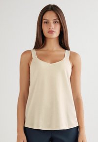 Beiges Tanktop mit breiten Trägern, V-Ausschnitt und glatter, weicher Textur. Gerader Schnitt am unteren Saum, geeignet für legere Kleidung.