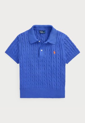 Polo bleu à manches courtes en maille torsadée avec col, deux boutons et petit logo orange brodé sur la poitrine.