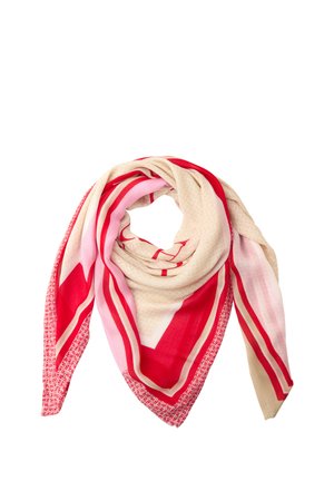 Sciarpa triangolare beige, rossa e rosa con motivi geometrici e a righe, ripiegata in modo disinvolto su uno sfondo bianco.