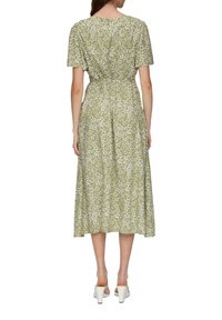 Grünes florales Midi-Kleid mit kurzen Ärmeln, tailliertem Bund und schwingendem Rock. Verziert mit weißen Blättermustern und einem runden Ausschnitt.