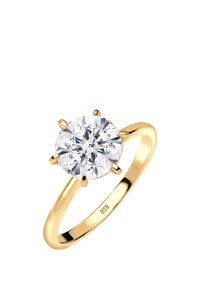 Anello placcato in oro con una grande pietra rotonda e trasparente in una montatura a sei griffe. La fascia è liscia e presenta una finitura lucida. Marchiato "925."