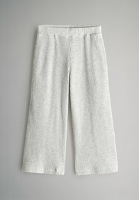 Lysegrå velourbukser med bred benvidde og et struktureret, ribbet mønster samt elastisk talje. Designet til en afslappet pasform.