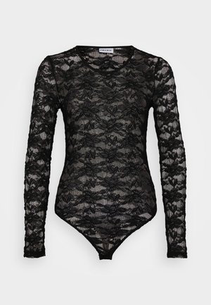 Svart spetsbodysuit med långa ärmar och rund halsringning. Detaljerat blommönster med semi-transparent textur. Tryckknappsstängning i botten.
