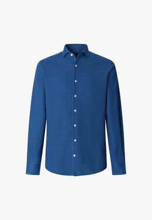 Langærmet blå skjorte med knapper, klassisk krave og hvide knapper, vist mod en hvid baggrund.