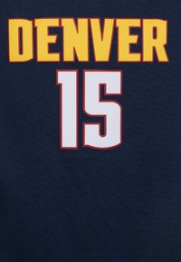 Marinblå t-shirt med fet gul text som staver "DENVER" och en stor vit "15" omgiven av röd kontur. Mjuk tygkvalitet, atletisk passform.
