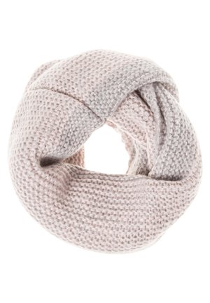 Jasnoróżowy dziergany komin o grubym, teksturowanym wzorze, pokazany zwinięty w kształt koła na białym tle.