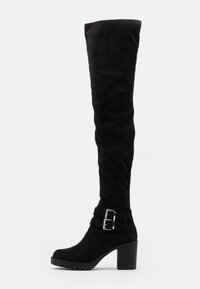 Botas de ante negras hasta la rodilla con un tacón grueso, que presentan detalles de doble hebilla en el tobillo y una textura suave y agradable.