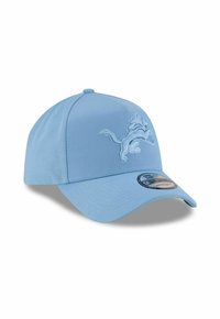 Hellblaues Cap mit strukturiertem Design, ausgestattet mit einem gestickten Löwenlogo auf der Vorderseite und einem gebogenen Schirm. Enthält einen Logosticker auf dem Schirm.
