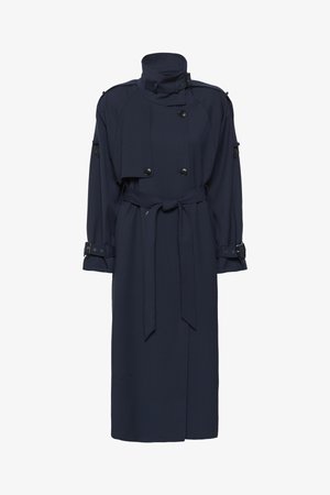 Marineblauer Trenchcoat mit hohem Kragen, doppelreihigem Design, tailliert mit Gürtel und langen Ärmeln, die Schnallenakzente an den Manschetten aufweisen.