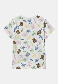 Bílý tričko s krátkým rukávem se vzorem vícebarevného medvídka. Medvídci jsou obrysy v modré, zelené, žluté, růžové a hnědé barvě s nápisem "Moschino".