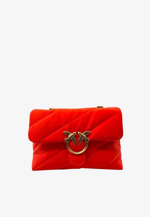 Borse in velluto rosso con design trapuntato, caratterizzata da una chiusura con motivo di uccello in tono oro e un accento a forma di anello metallico arrotondato. Include una tracolla a catena regolabile.