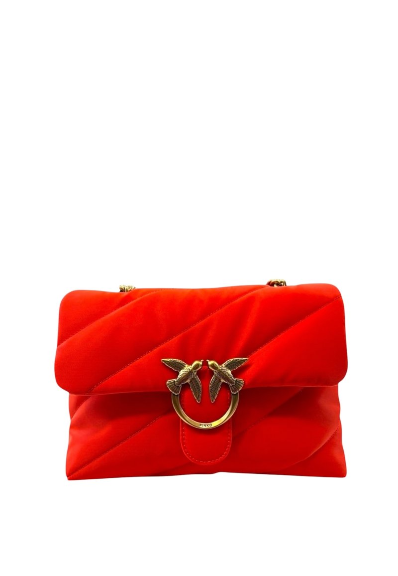 Borse in velluto rosso con design trapuntato, caratterizzata da una chiusura con motivo di uccello in tono oro e un accento a forma di anello metallico arrotondato. Include una tracolla a catena regolabile.