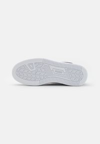Hvit sneakersåle med teksturert overflate, med et geometrisk mønster og "PUMA"-merke. Flat design med avrundet kant for grep.