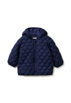 Chaqueta acolchada azul marino para niños pequeños con capucha, cremallera frontal y un sutil emblema bordado en el pecho.